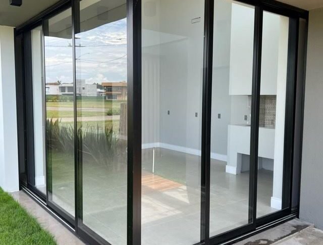 PORTA EM ALUMÍNIO EM ÂNGULO DE 45º GARANTINDO A ABERTURA TOTAL DO VÃO